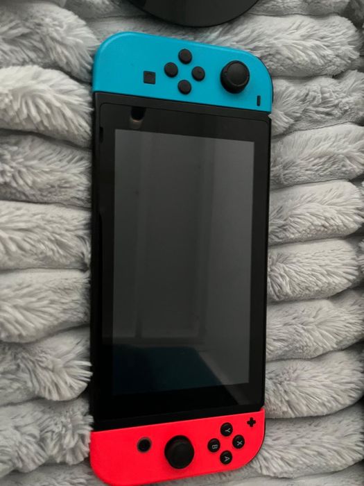 Nintendo switch in cutie cu doua jocuri minecraft
