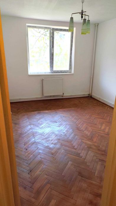 Vand apartament 3 camere str.Carpati, decomandat