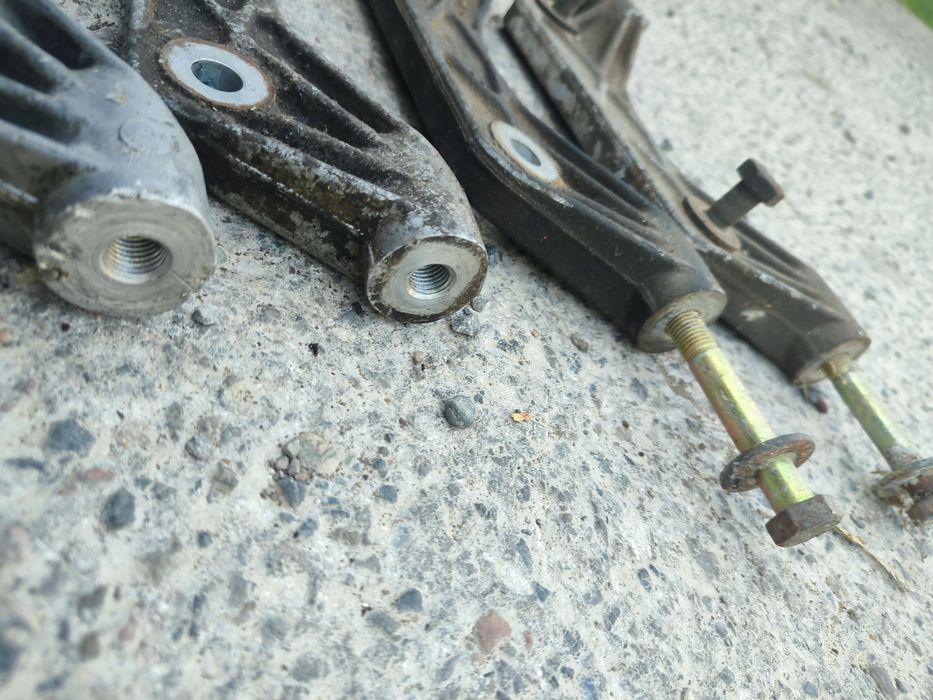 Траверс коробки на бмв Е34 механика