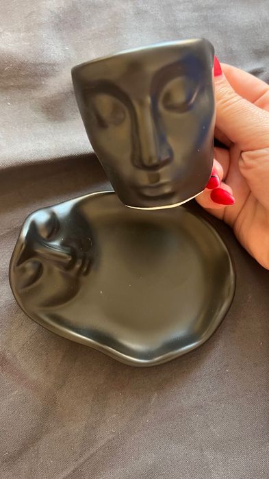 Дизайнерска керамична чаша с чинийка – Face Mug (100 ml)