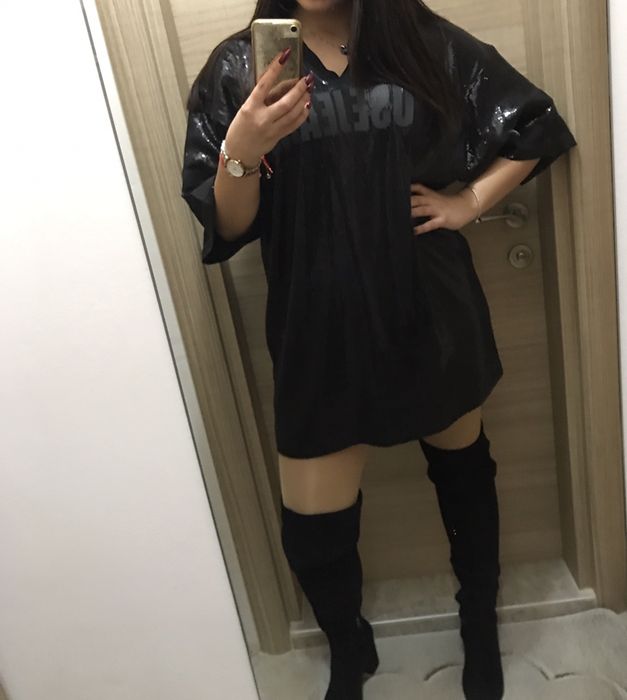 Черна рокля Pause с паети