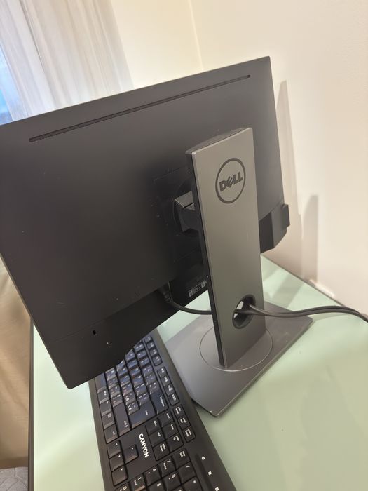 Продавам настолен компютър HP Compaq Elite 8300 SFF + Dell монитор