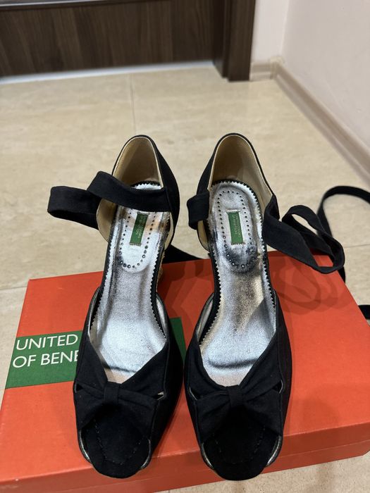Черни сандали Benetton