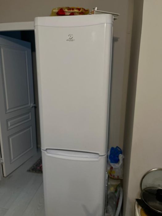 Продам холодильник Indesit