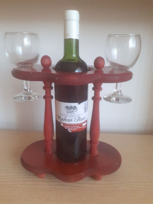 Поставка за вино с чаши