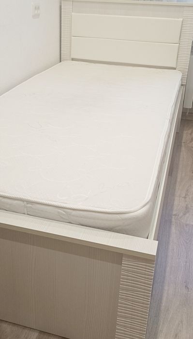 Продам 2 односпальные кровати с матрасами