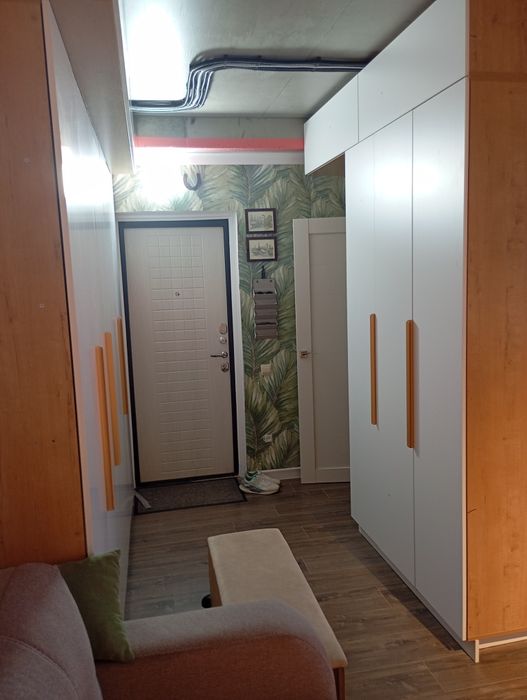 Продам квартиру 52 КВ м .