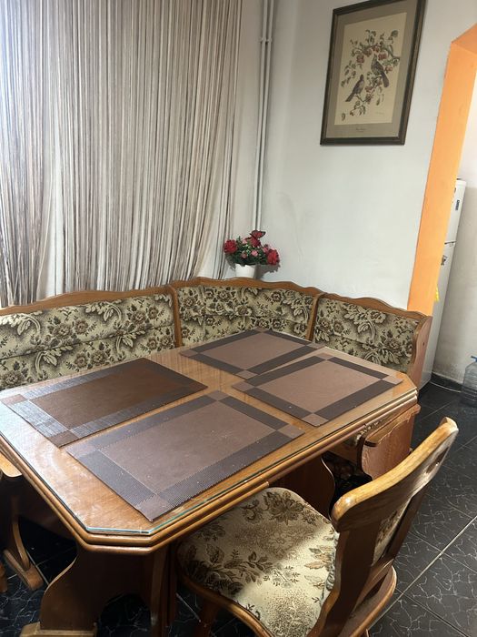 Vand coltar din lemn masiv cu masa si 4 scaune