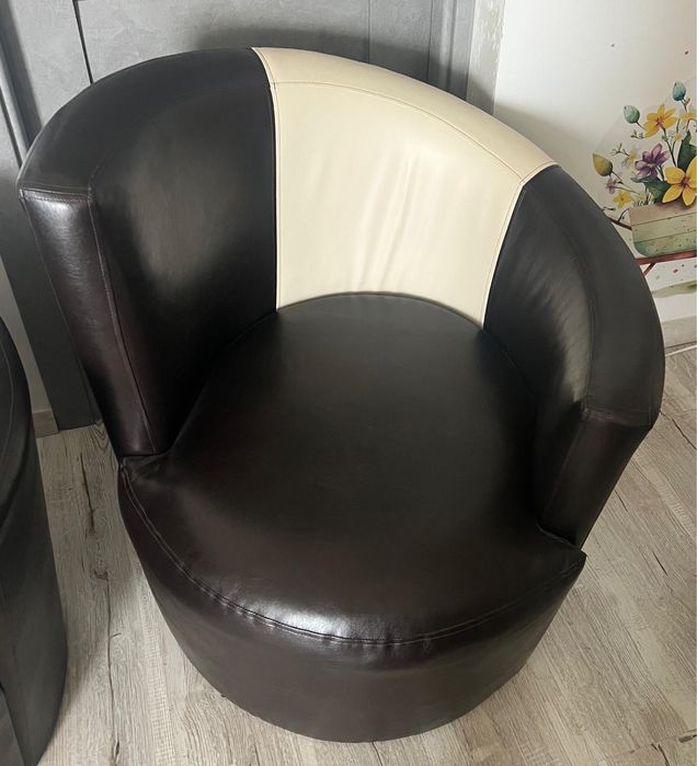 Vand 2 fotolii piele alb-negru