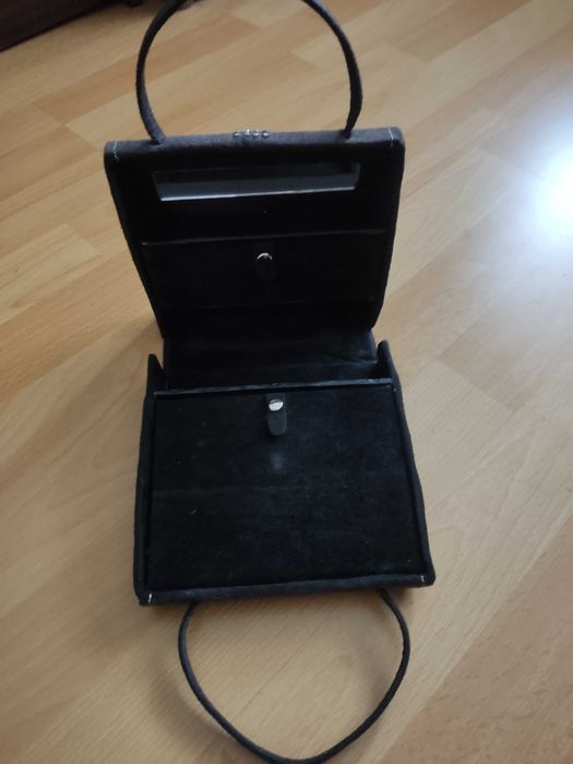 Кутии и чантичка за бижута,вино-кожа,велур,дърво.