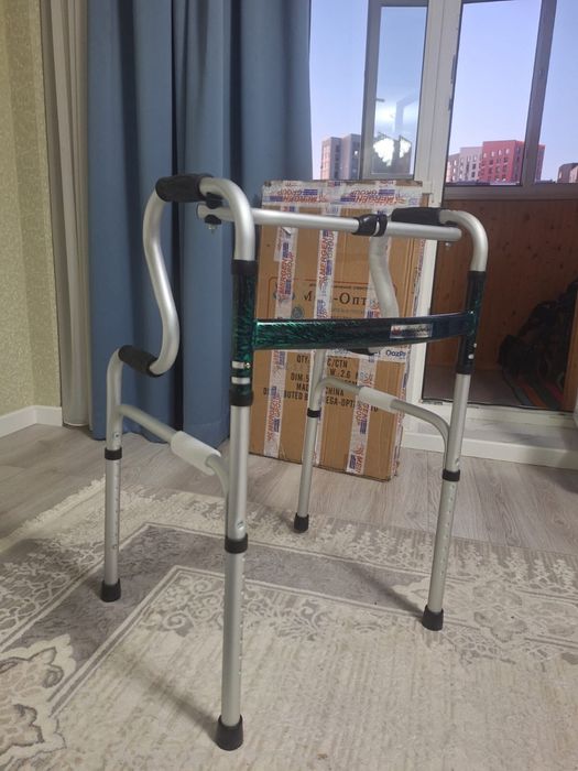 Ходунки новые серебристого цвета