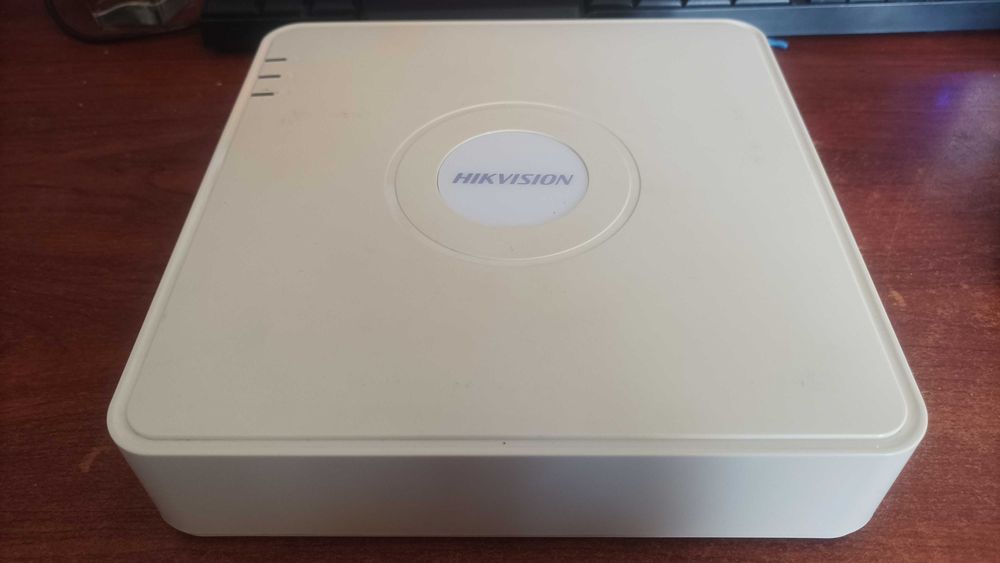 Hikvision NVR DS-7104NI-SN + 2 IP камери DS-2CD1301.I