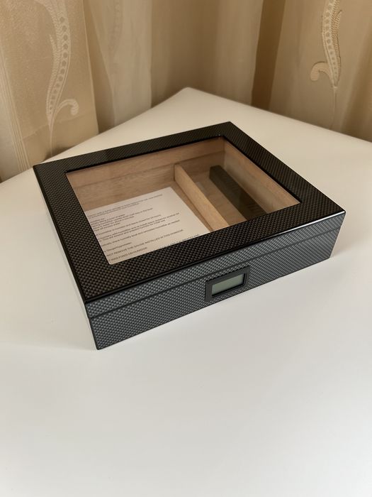 Хумидор за 30 пури – испански кедър, карбонов дизайн, хигрометър