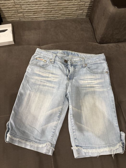 Дамска тениска и дънки