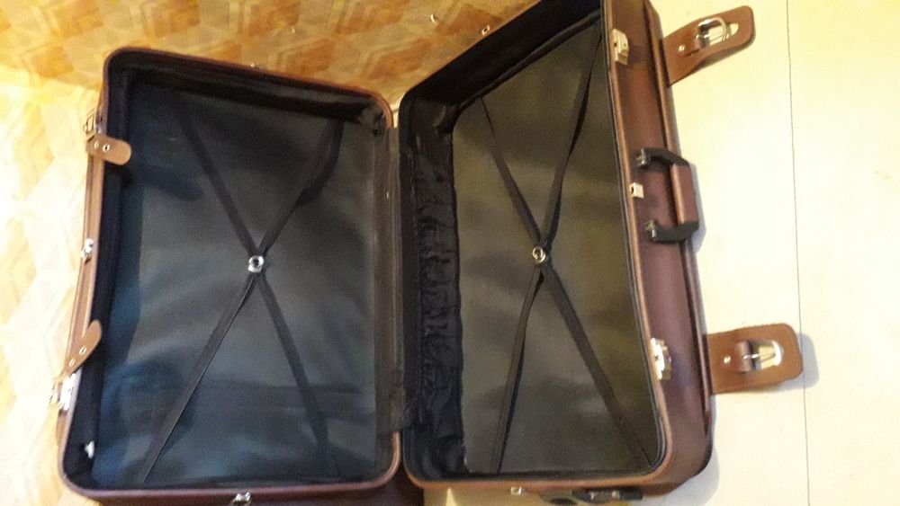 Един брой (1) Куфар