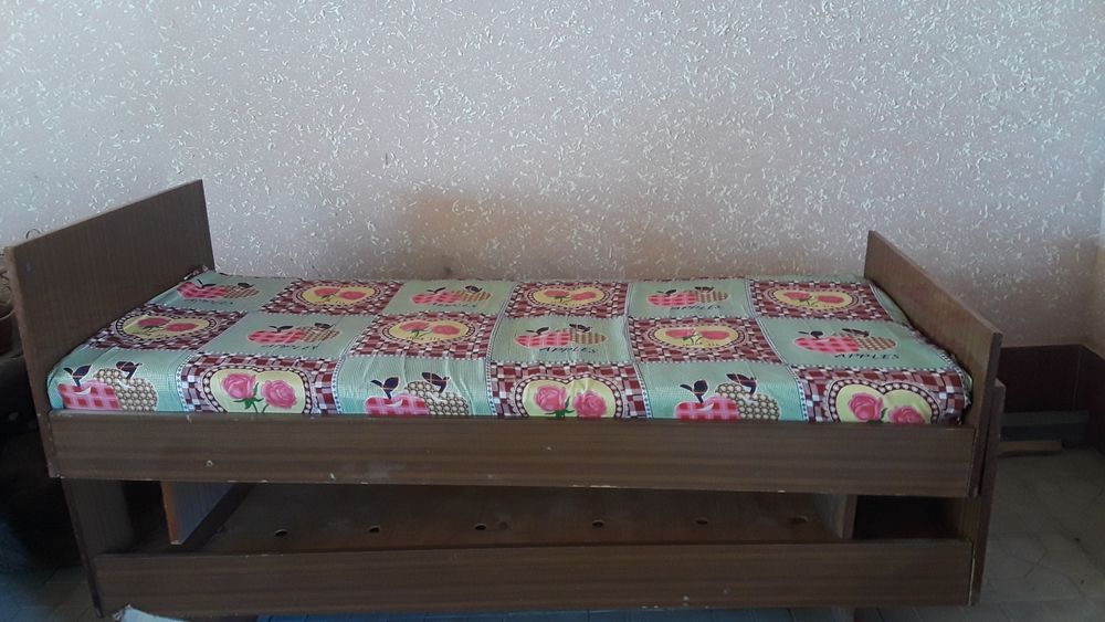 Krovat 2 ta bir xil sotiladi 2tasi 500.000ming