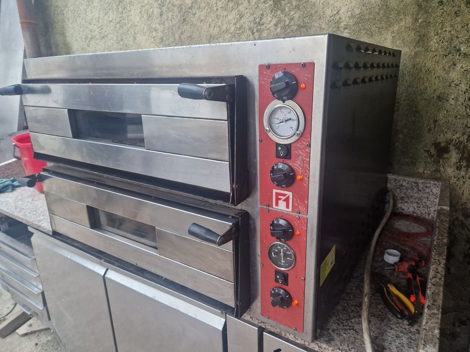 Cuptor pizza 44 tavi, stare foarte buna, samota bună, coace bine, 380v