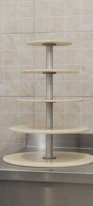 Suport etajat pentru tort.