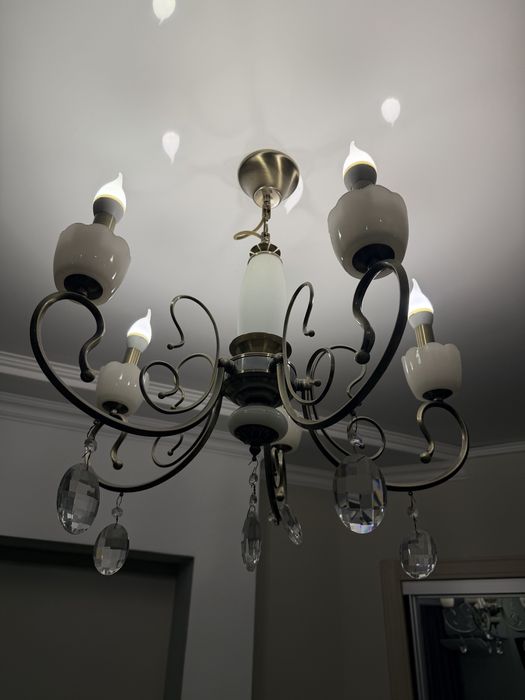 Срочно продам люстру