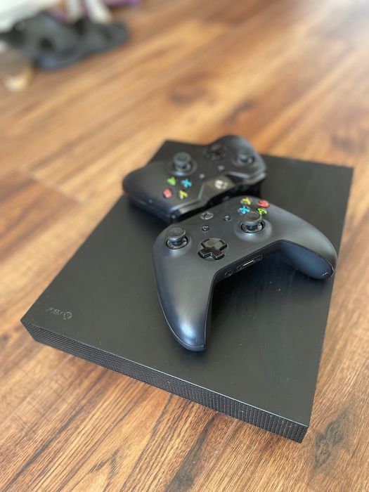 Xbox One X + 2 оригинални контролера