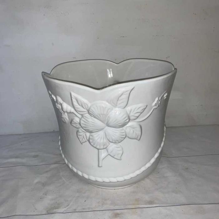 Ghiveci cu piedestal din portelan