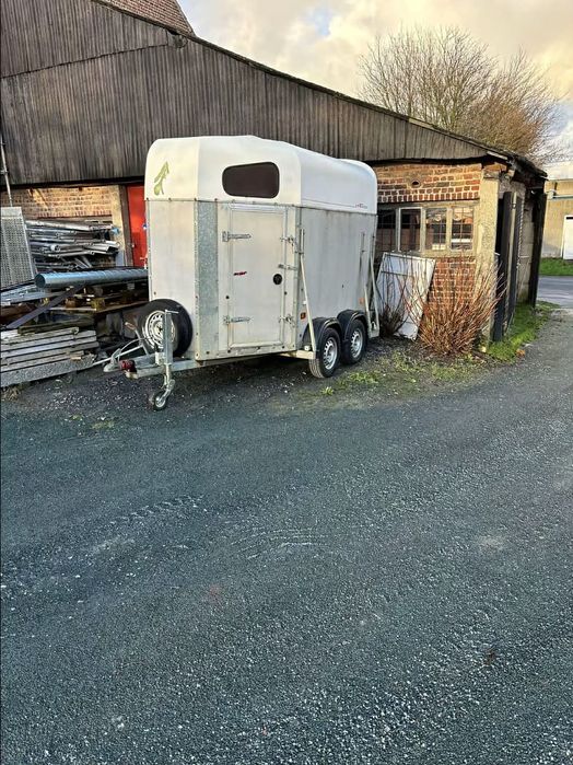 De vânzare remorcă pentru animale 2 locuri 2 tone