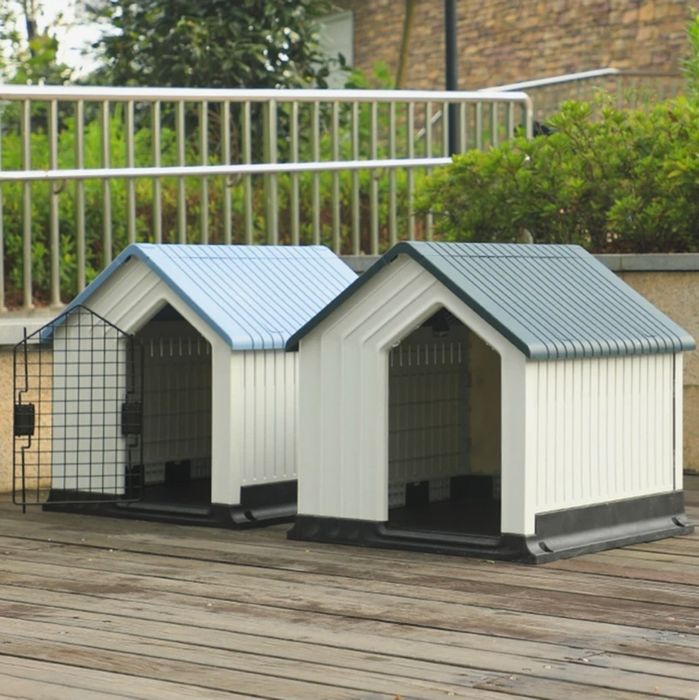 Пластиковый домик для собак большого размера.