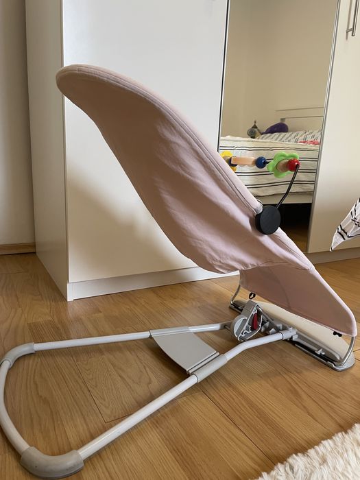 Balansoar Baby Bjorn cu bara de jucarii, culoare roz