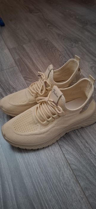 Продам женские кроссовки