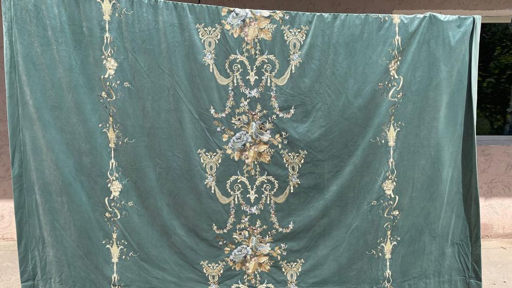 Продается шторы королевский велюр