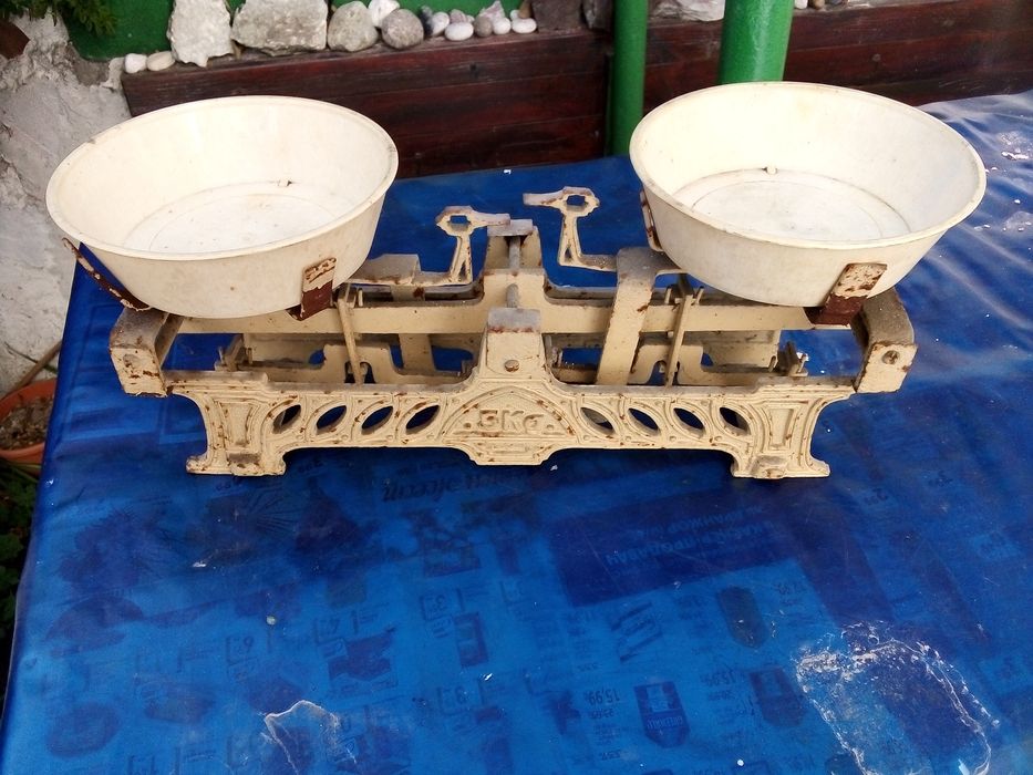 Продавам паланца/везна/.