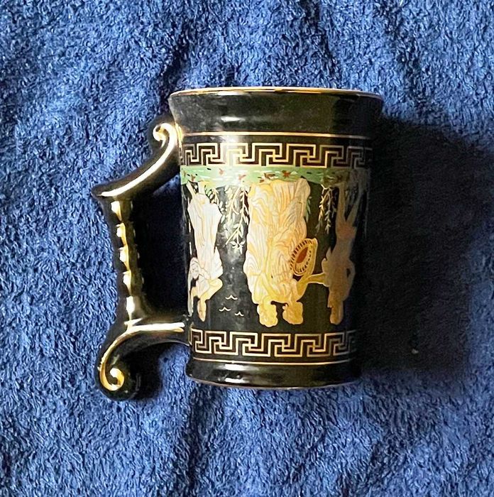 halba cu toarta din material ceramic cu modele grecesti