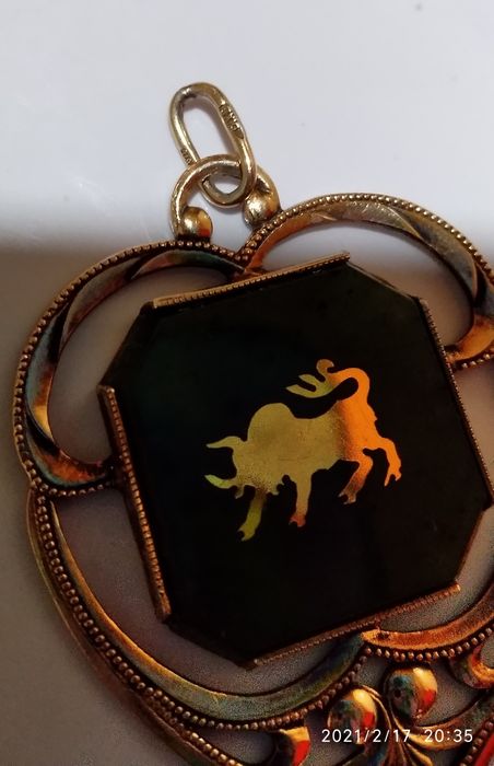 Кулоны позолоченный Телец и серебряный с камнями.