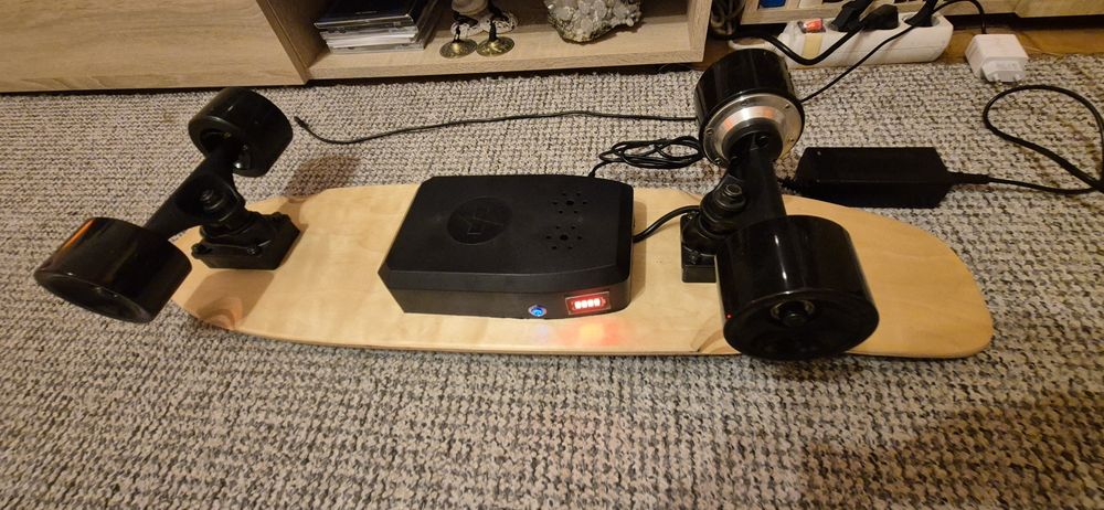 Skateboard Electric Cruiser 74cm Nou