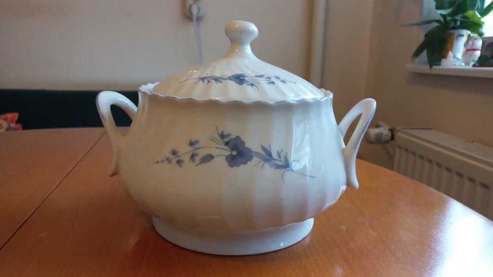 порцеланов супник