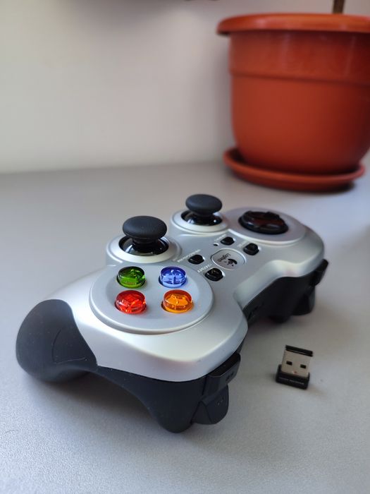 Gamepad wireless Logitech F710, controller PC - Stare foarte buna