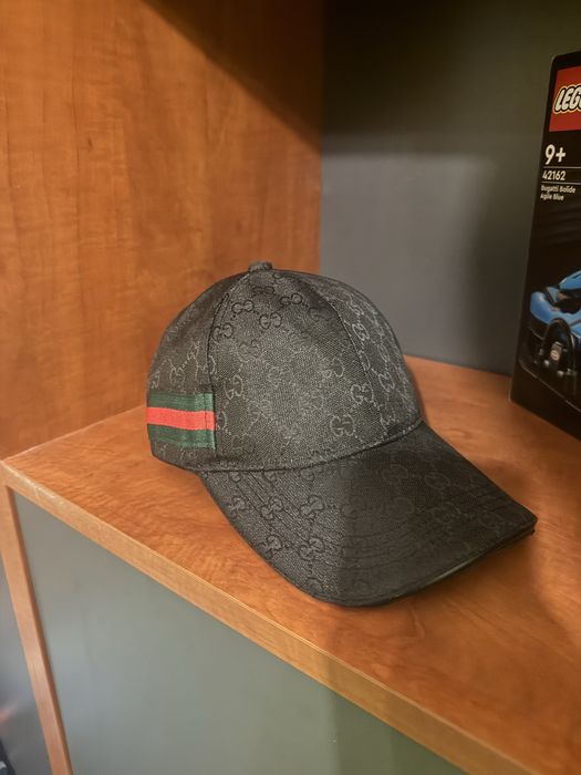 GUCCI шапка.За повече информация пишете налично по вайбър.