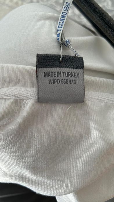 Белая кофта с надписью TECHNO с капюшоном