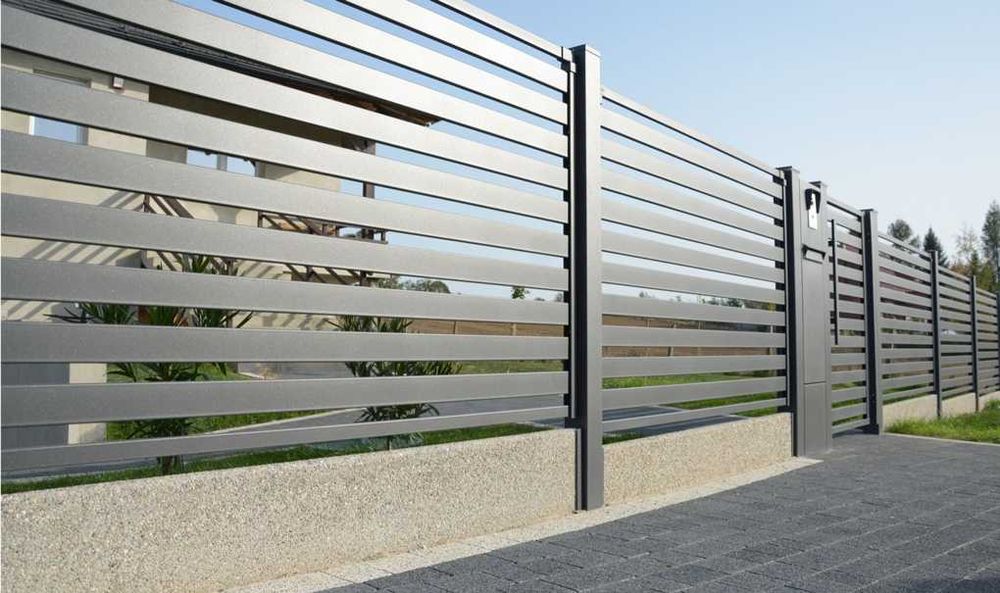 Garduri din panouri stil jaluzele, sipca metalica, tabla, plasa si BCA