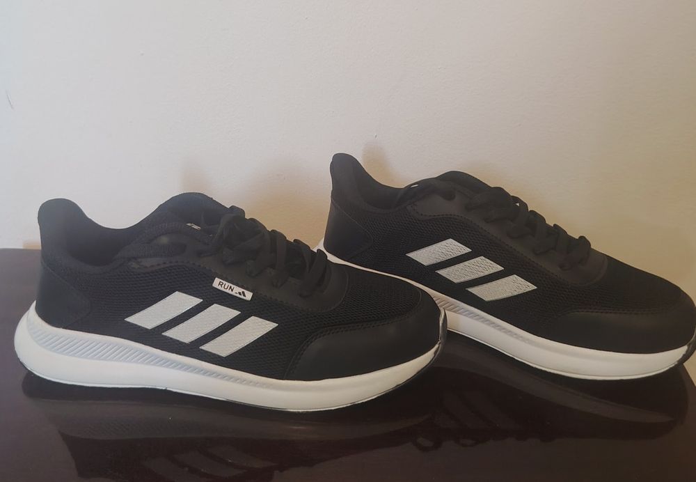Adidași noi marca Adidas 42