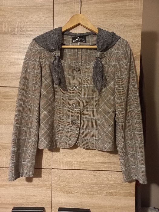 Костюм в две части с пола под коленете на Люсил.