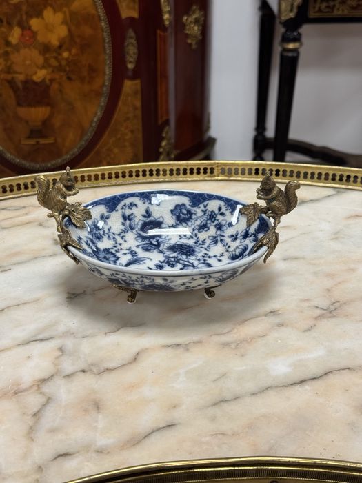 Bomboniera din portelan si elemente bronz