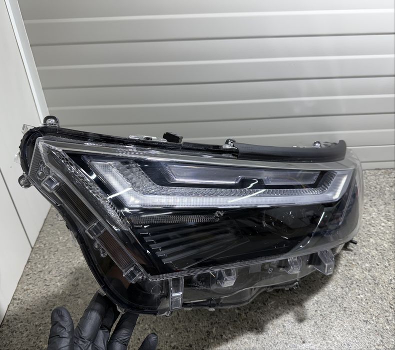 Far stânga Toyota Rav 4 facelift full led