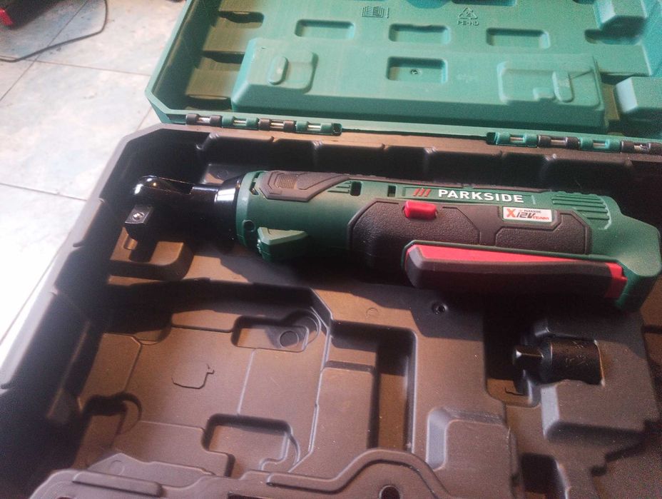 Акумулаторна тресчотка 12 волта.