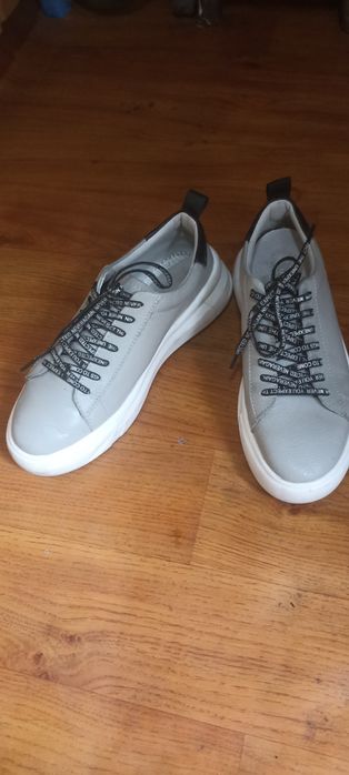 Продам кроссовки женские