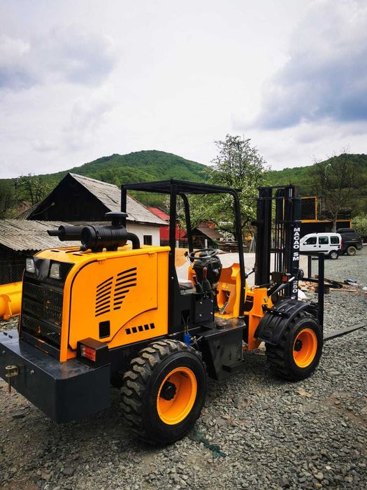 Stivuitor 4x4  teren accidentat 2,5 tone ridicare