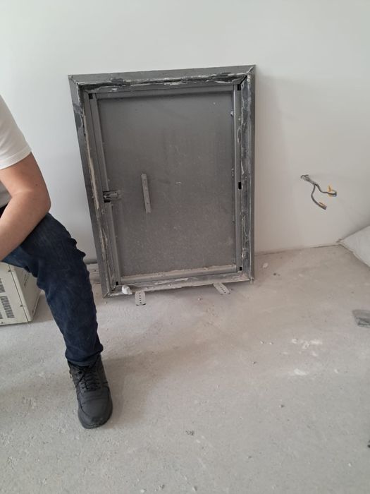 Продам металлический ревизионный люк для коммуникаций.