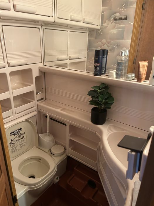 Продавам позиционирана каравана на яз. Искър