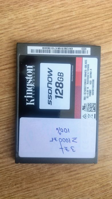 SSD Kingston, model RBU-SC152S37/128GG2, cu o capacitate de 128GB.