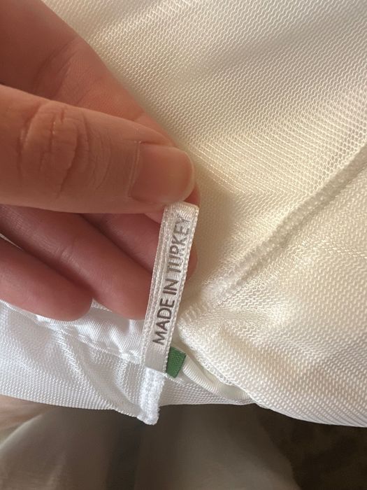 Продавам булченска рокля - снежно бяла с пера.